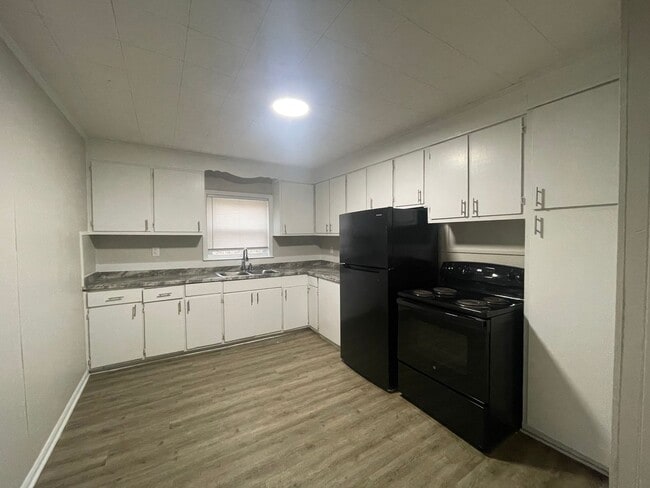 Photo - Welcome to this charming 2-bedroom, 1-bathroom home located in the vibrant community of Hickory, NC.