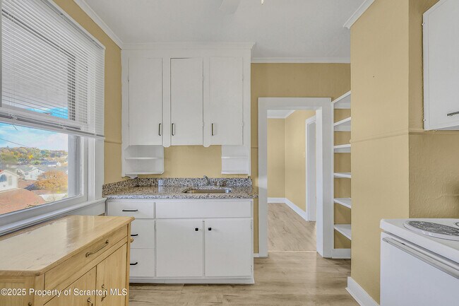 Photo - 864 S Main St