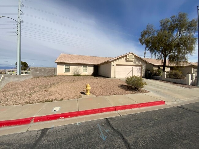Building Photo - BEAUTIFUL HENDERSON CORNER LOT HOME!
