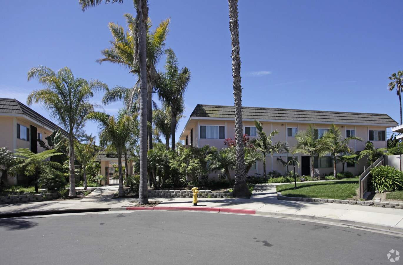 Empire Palms Apartments - Empire Palms Apartments