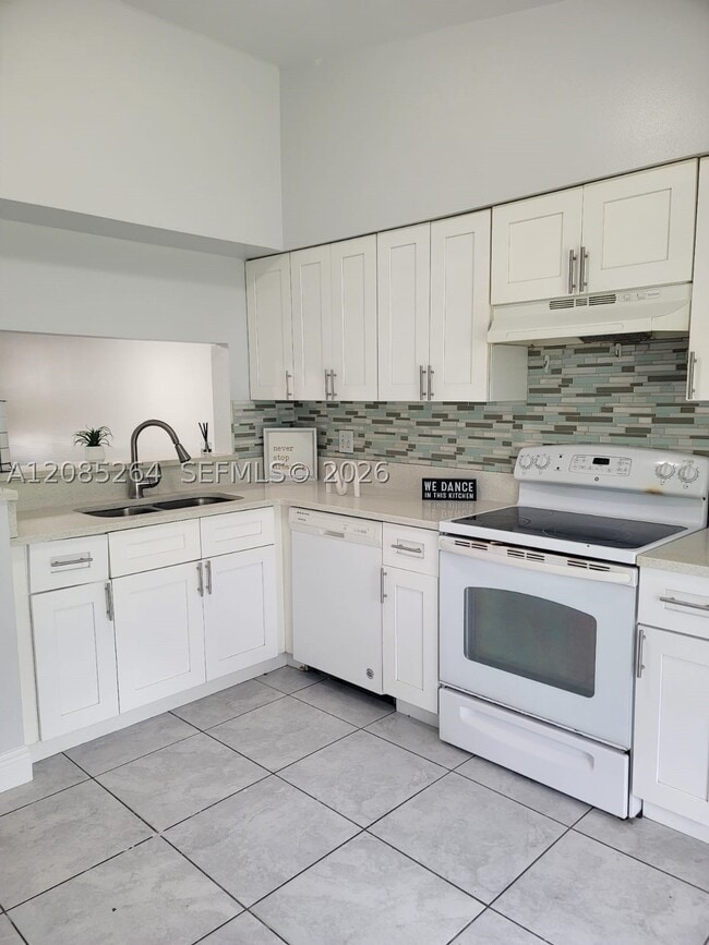 Photo - 3254 Chesswood Ave