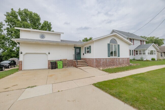 Photo - Large Single Family Home for Rent!