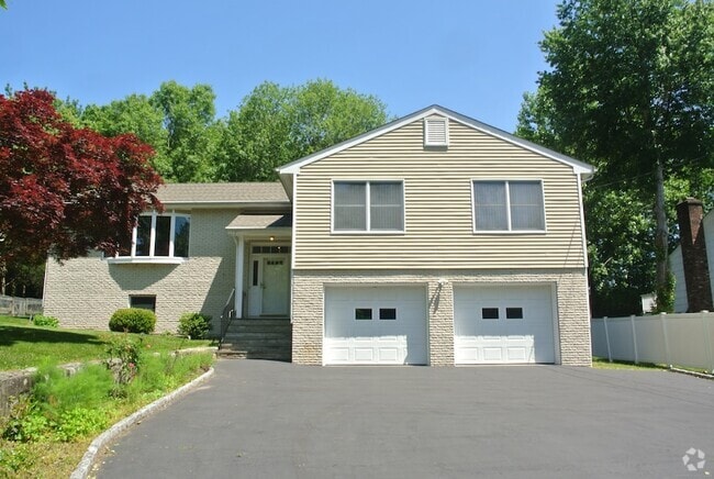 Building Photo - 302 Westwood Rd Rental