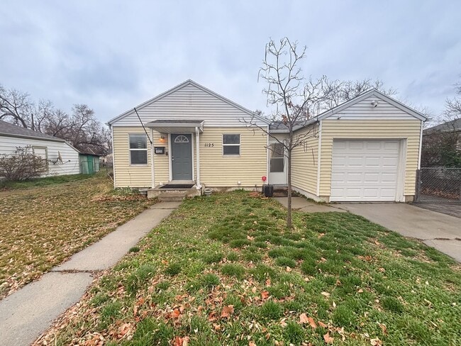 Building Photo - 2 bed 2 bath home with expansive garage and lot's of updates!