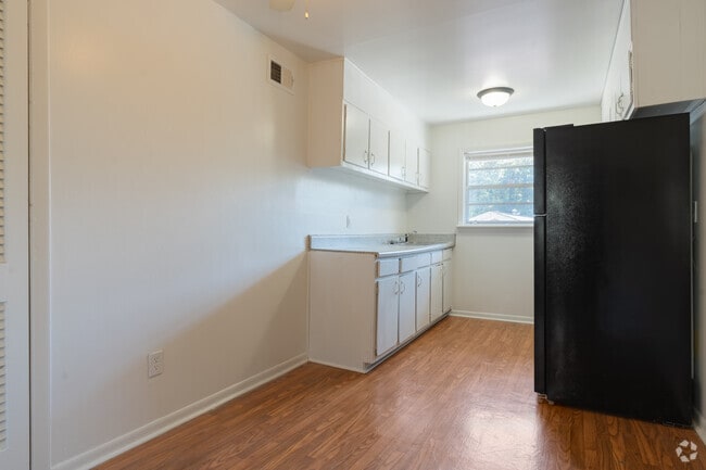 1BR, 1BA - 700SF - Kitchen