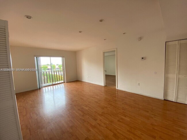 4713 NW 7th St Unit 306-1