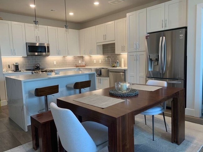 Building Photo - 1761 Old Meadow Rd Unit Apt 314