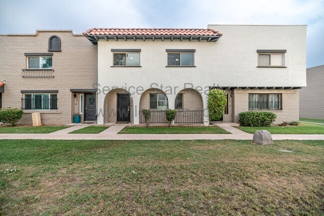 Building Photo - 2948 E Clarendon Ave