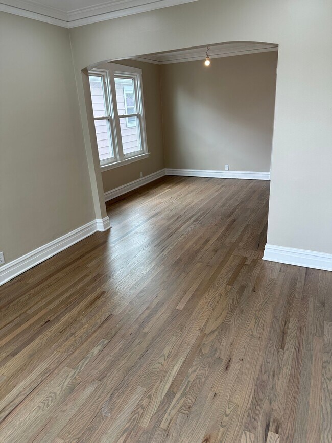 5204 N Ludlam Ave Unit 2