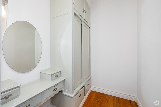 1BR, 1BA - 725SF - Closet