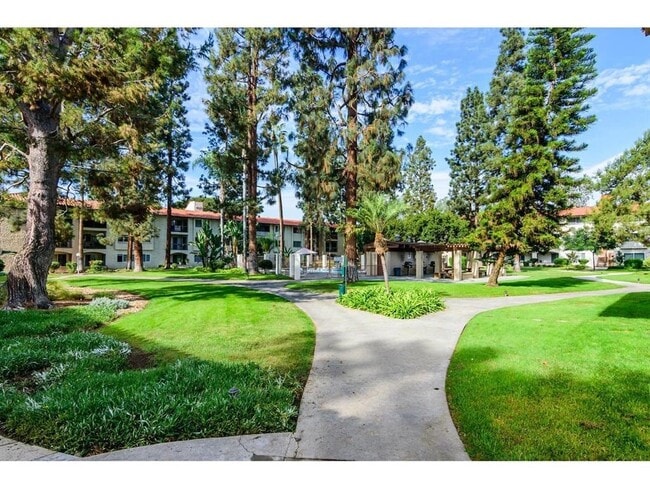 Building Photo - $2,000- 1 Bed / 1 Bath Condo located in Mi... Unit 113