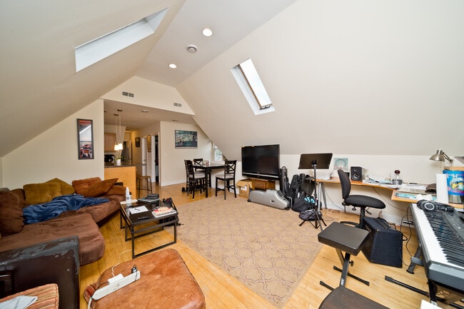 Photo - 3814 N Marshfield Ave Unit Top floor beauty