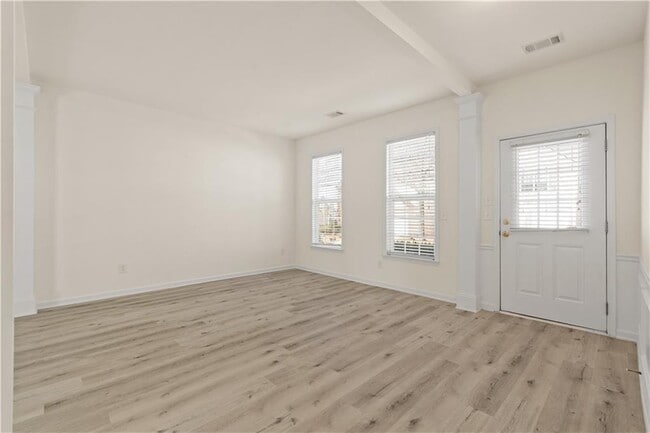 Photo - 915 Wendlebury Ct