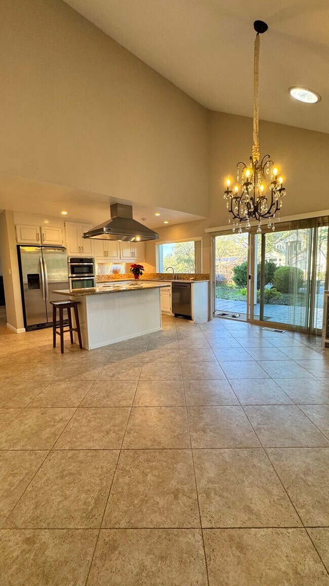 Photo - 2825 King Edward Dr