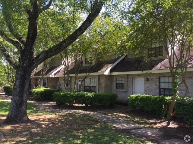 Building Photo - Big townhome with Garage Off Perkins Rd in...