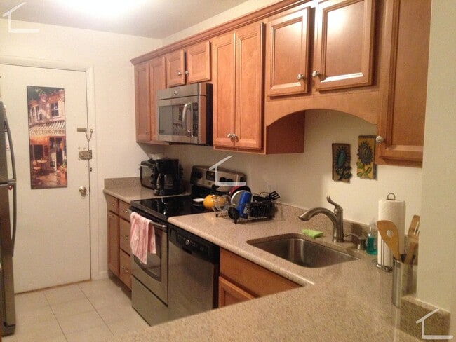 Building Photo - No Fee! Parking, Heat and Hot Water Included! Renovated, Sunny and Spacious!  Cat Friendly! Prime...
