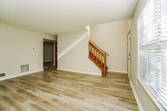 Photo - 4842 Elmont Pl