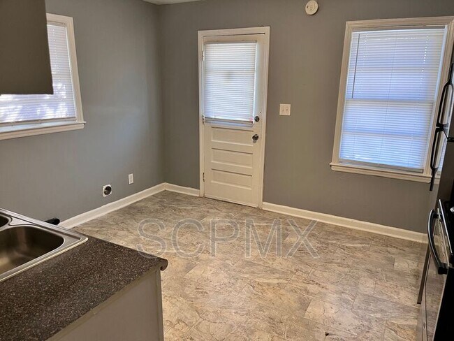 Photo - 2423 Crestview Dr