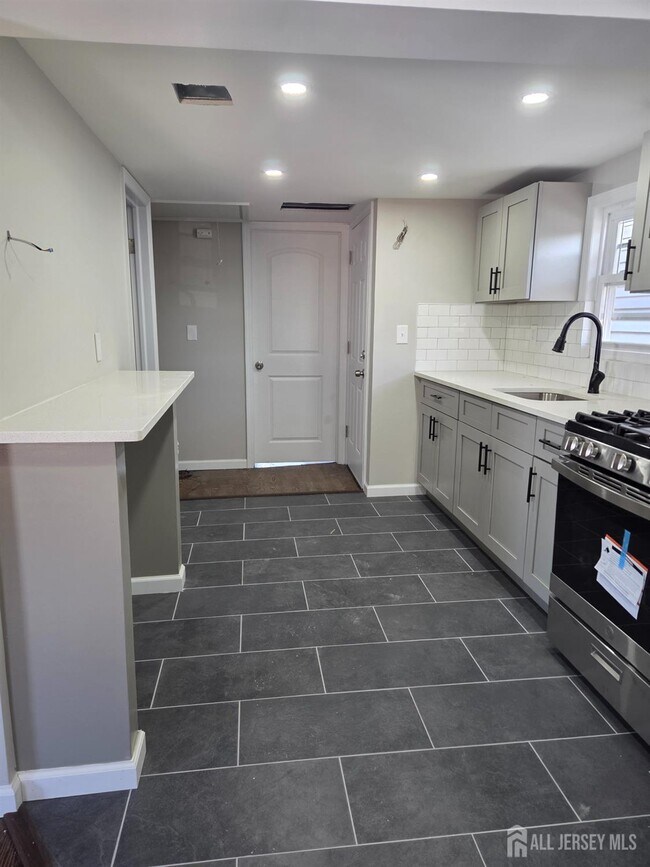 Photo - 649 State St