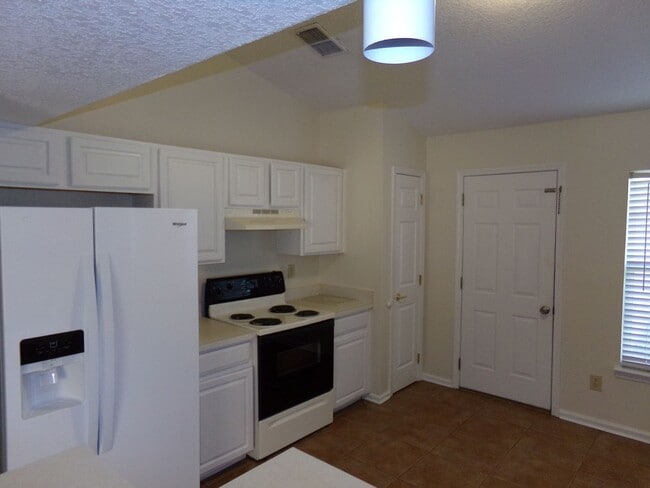 Photo - Nice 3/2 in convenient location