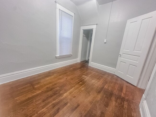 Photo - 41 Caledonia St NE