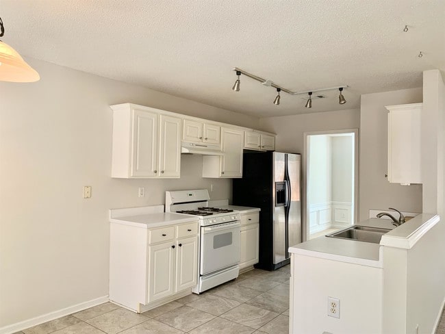 Photo - 485 Chippenham Ct