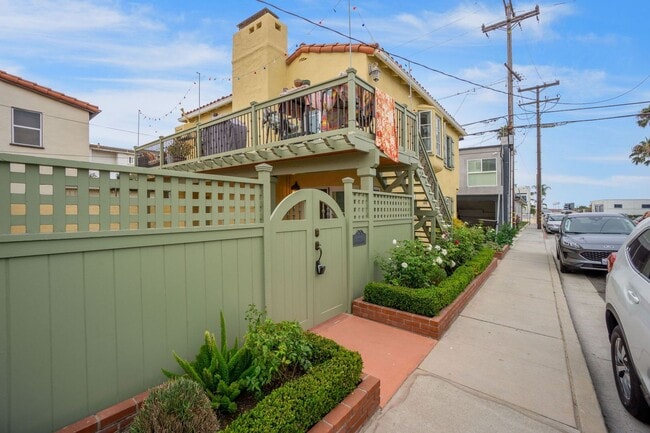 Building Photo - 1231-1231 W Bay Ave Unit 1/2 Rental