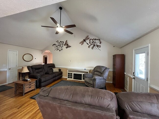 Photo - 3 Bedroom, 2 Bathroom - Home in Calhoun!