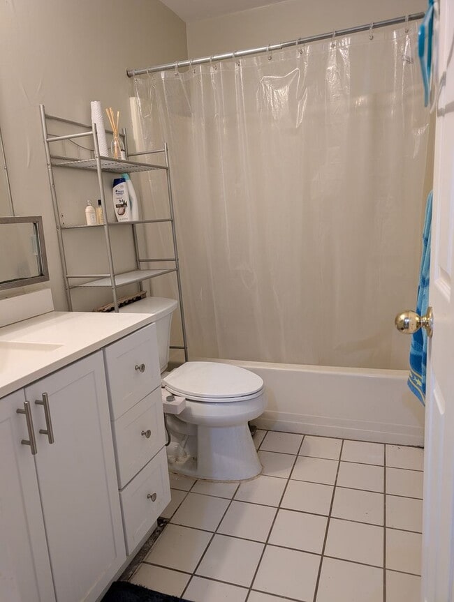 Photo - Oakbrook Walk - Shared Housing Unit Oakbrook Walk Shared Housing  - Bedroom 1