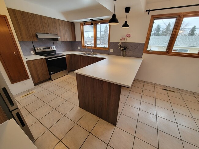 Photo - 11204-11248 48 Ave NW