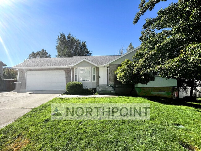 Building Photo - Perfect 5 bed - 2 bath Ranch Home near the...