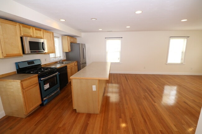 Photo - 76 Seaver St