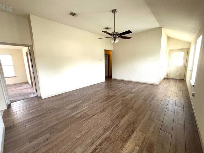 Photo - 4 Bed House - North of UT Campus