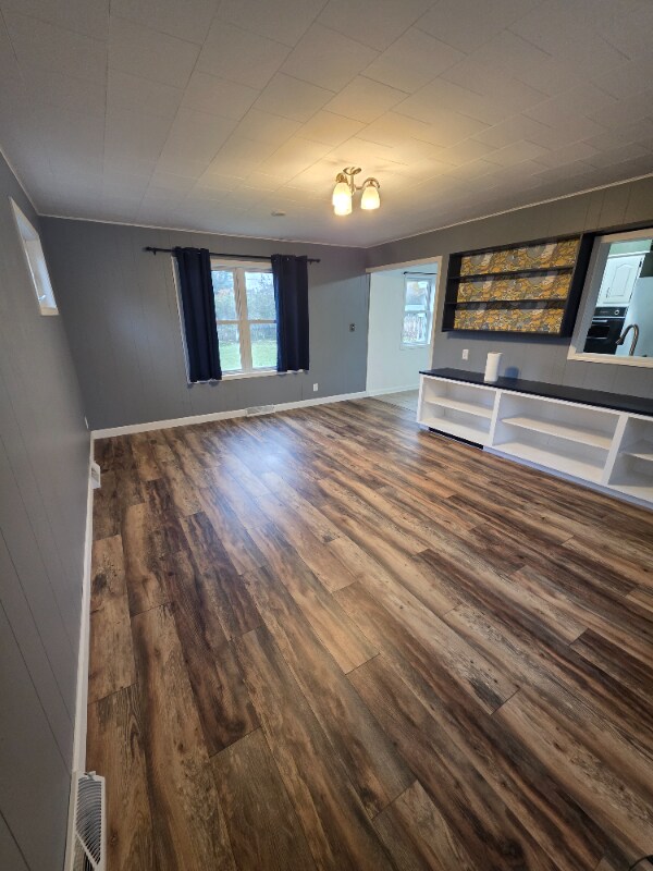 Photo - 244 Broadway St E