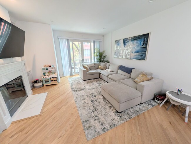 Photo - Stunning rehabbed 3-Bedroom Townhome in Fu...