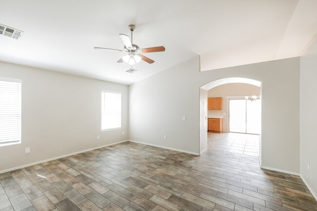 Photo - 1114 E Fraktur Rd