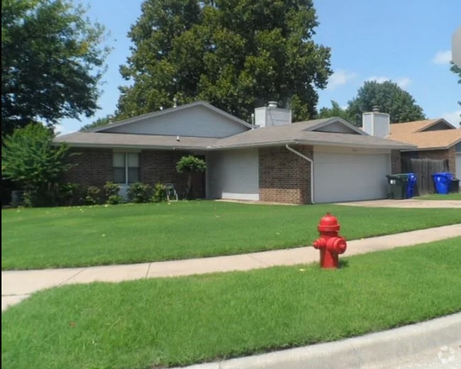 Building Photo - Two bedroom home in N.W. Norman