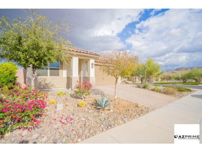 Photo - Stylish 3/2 Goodyear House!