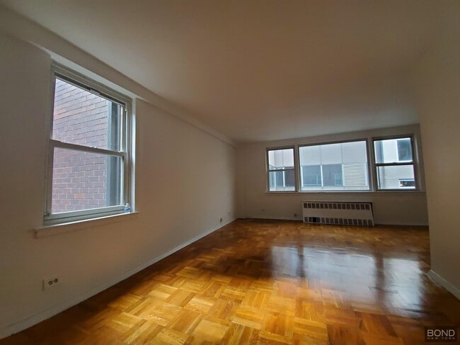 Building Photo - 160 E 55th St Unit 5E Rental