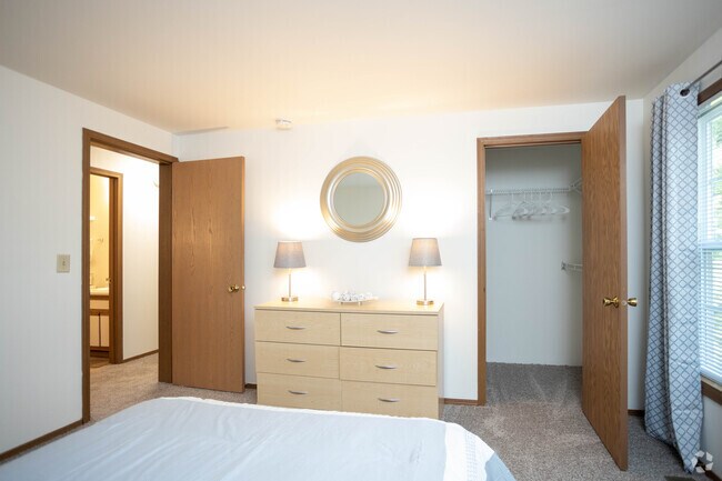 2BR, 1BA - 840 SF - The Sussex - Woodridge Apartments