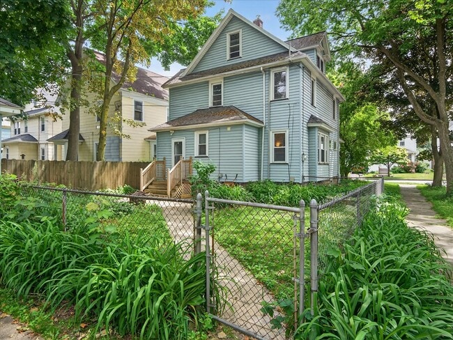 Photo - 919 Goodman St S