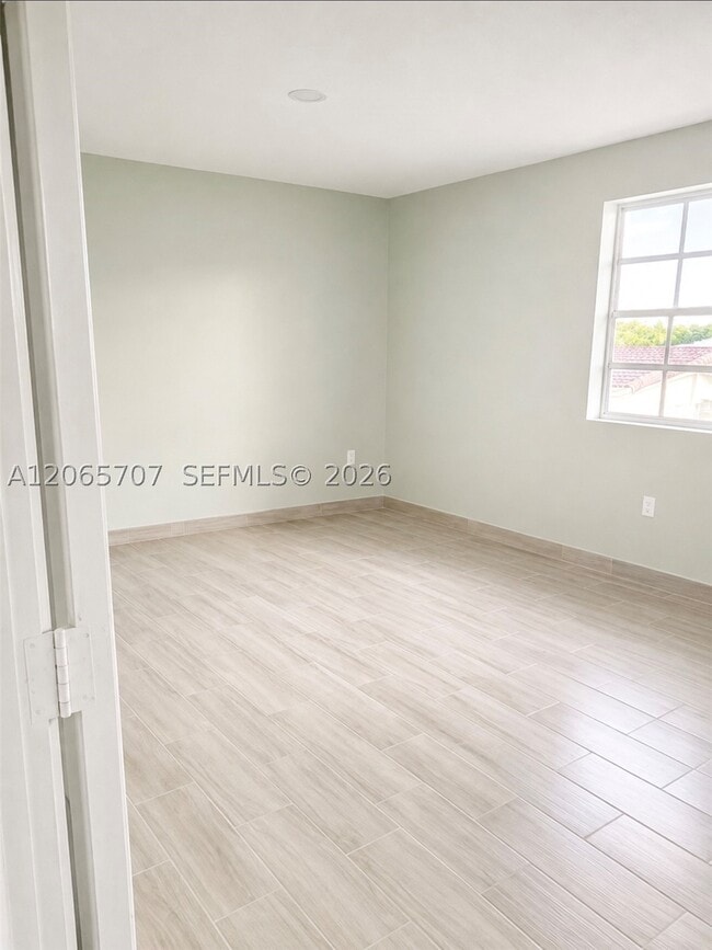 Building Photo - 359 W 12th St Unit 3
