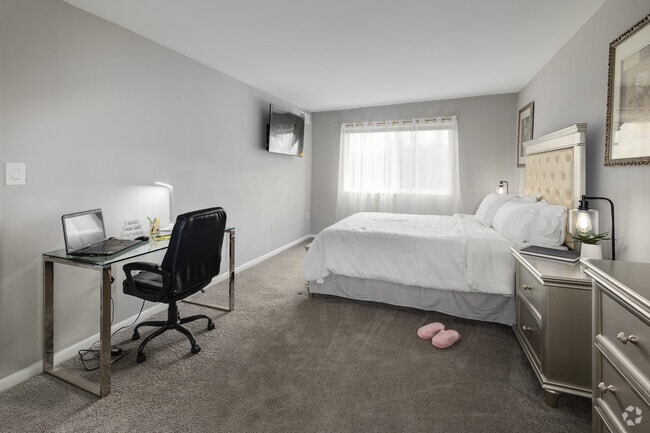 2BR, 2BA - 1,004SF - Primary Bedroom