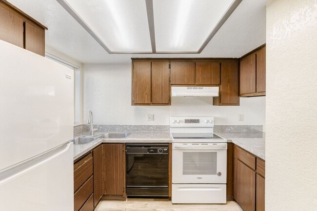 Building Photo - Amazing 2 Bed 1.5 Bath Townhome Unit 11-02