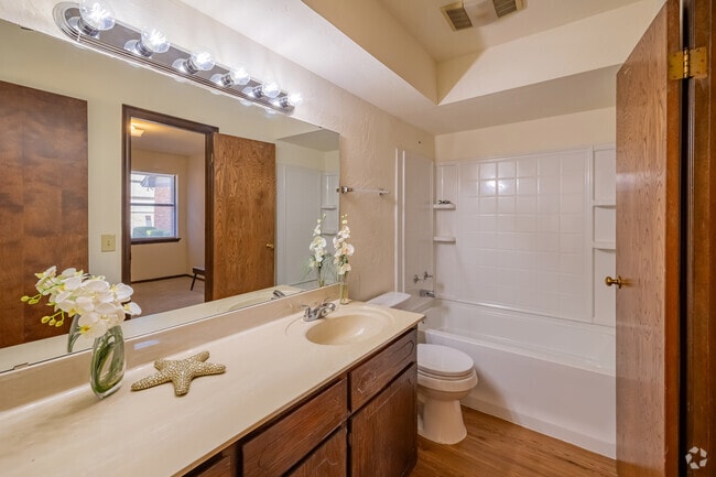 3BR, 2BA - 1,270SF - Bathroom