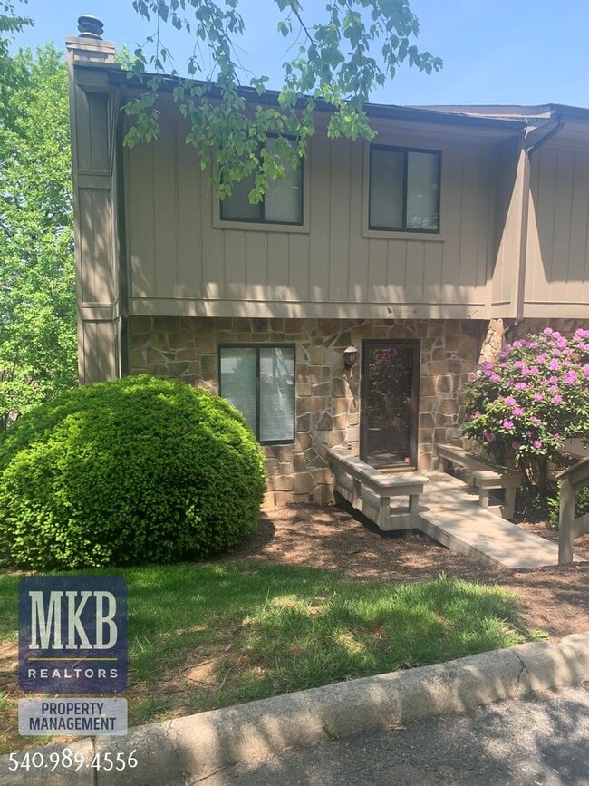 Building Photo - Beautiful Townhouse Located in the Stonehenge Neighborhood