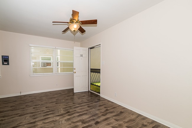 living room - 116 Franklin Ct Unit 118