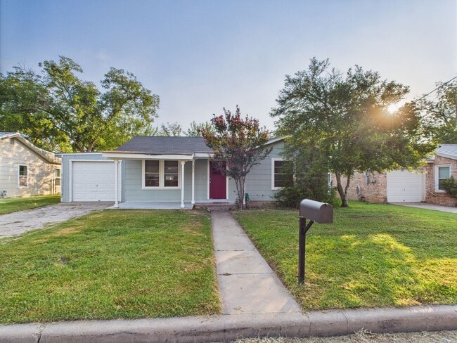Building Photo - Adorable Property Rental