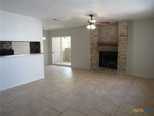 Building Photo - 1807 Cedarhill Dr Unit C