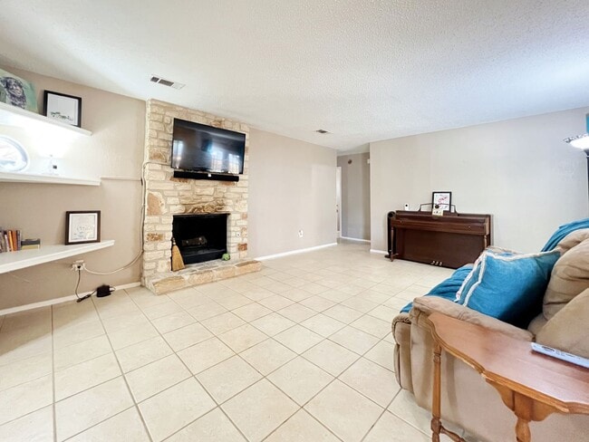Photo - Comfortable 3 Bed, 2 Bath Home with Natural Light Throughout